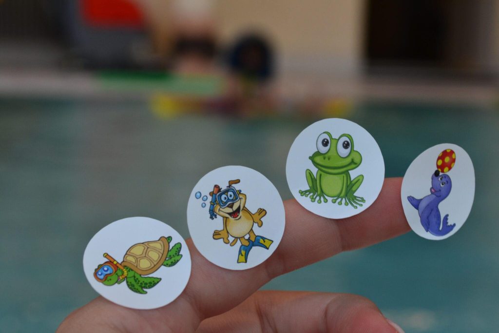 Kind volgt privézwemles in zwembad met instructeur voor waterveiligheid