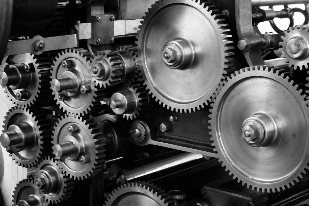 Technicus controleert mogelijke storingen bij sluitmachines tijdens professionele installatie