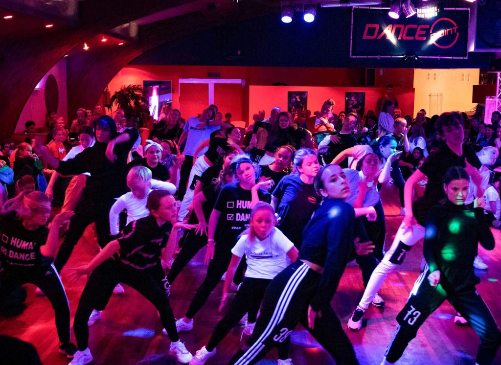 Dancepoint dansschool in Antwerpen met dansers in beweging, wereld van beweging