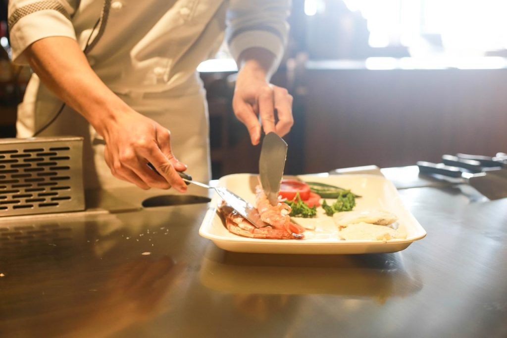 Illustratie van veelgemaakte fouten in de keuken met tips voor correct koken, voorbereiding en temperatuur management