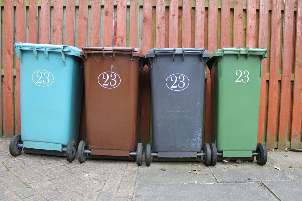 Verschillende containers voor efficiënt afvalbeheer, waaronder glascontainers en containers voor bouw- en tuinafval