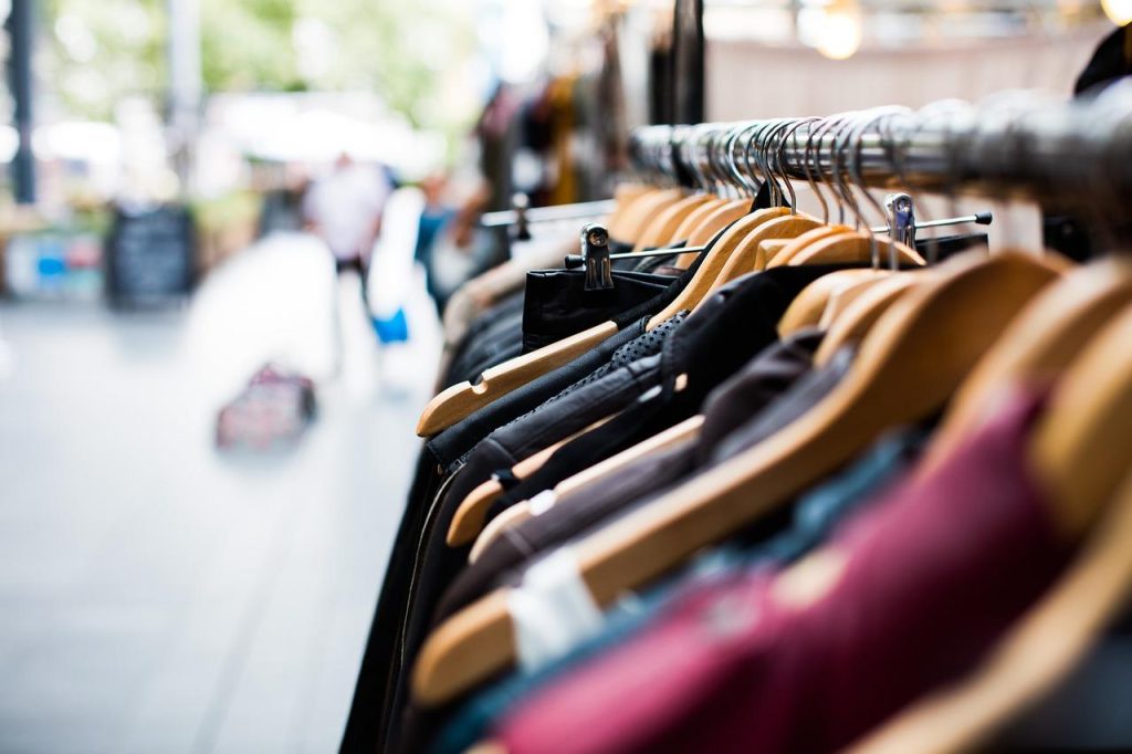 Voordelen van merchandise zoals kleding, tassen en accessoires met merklogo om bedrijfsstrategie te versterken