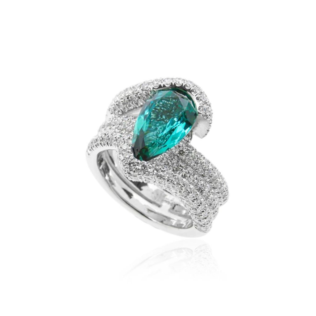 Salima Thakker jewelry designer toont vakmanschap en kreativiteit in het ontwerpen van betekenisvolle sieraden met timeless e