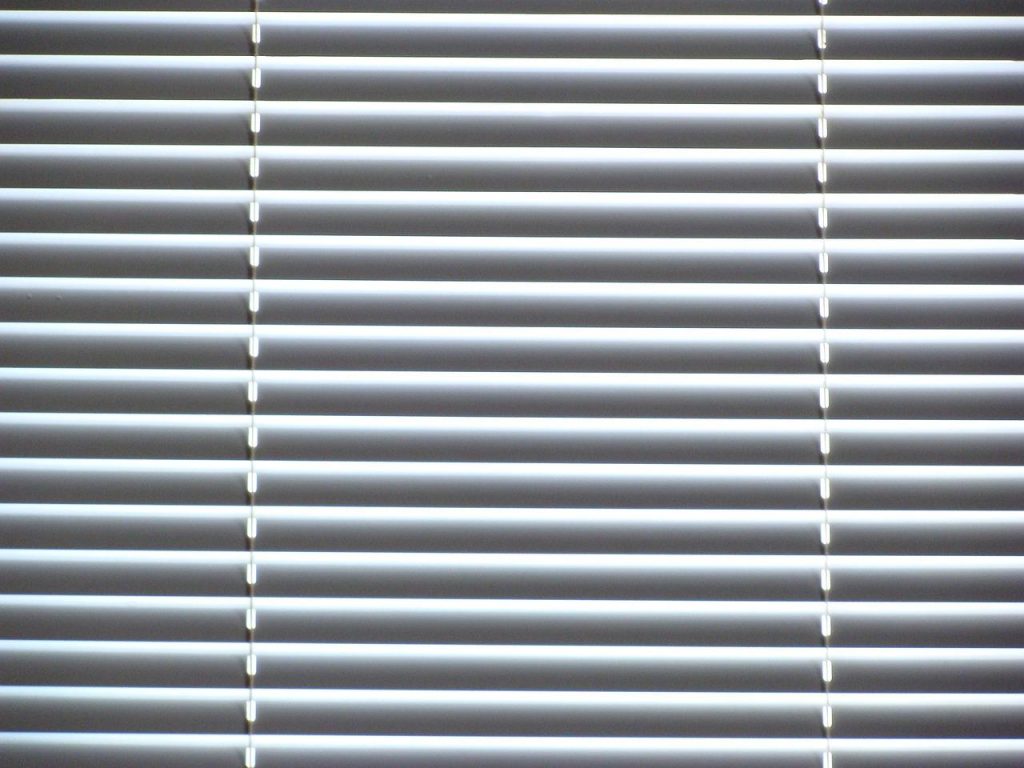Zonwering met zuignap bevestigd aan raam, toont eenvoudige installatie en moderne design voor huiskoel houden