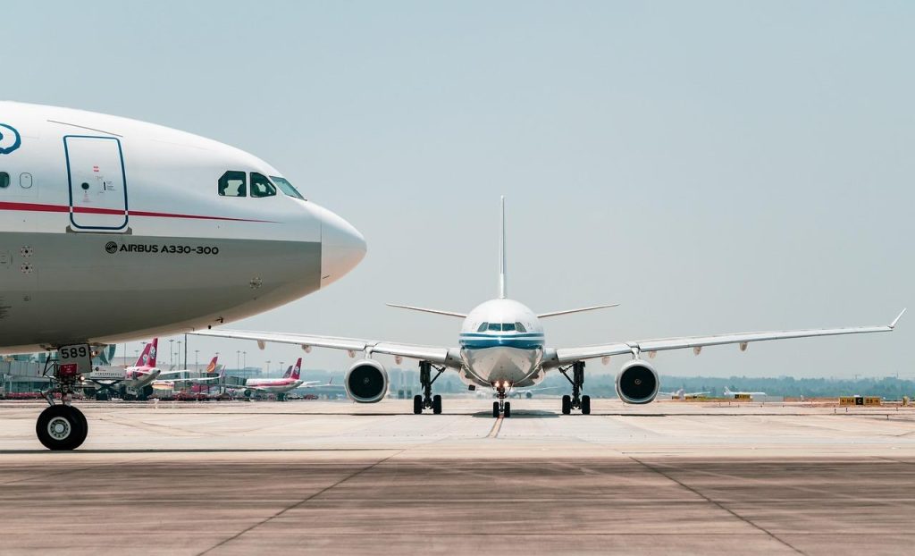 Passagier geniet van ruime zitplaatsen en persoonlijke service tijdens all-in vlucht met luxe businessclass comfort