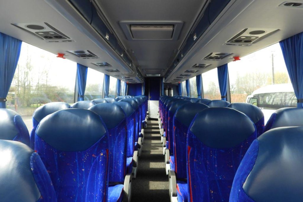 Moderne autocar voor luchthavenvervoer van en naar Zaventem met comfortabele zetels en wifi